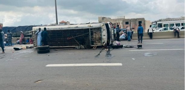 Pikine : Un car Ndiaga Ndiaye se renverse sur l’autoroute
