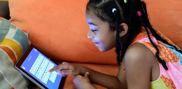 Hyperconnectés et exposés : Les autorités cherchent à protéger les enfants des méfaits de l’Internet